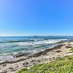Beachfront Apartment With Wi-Fi!